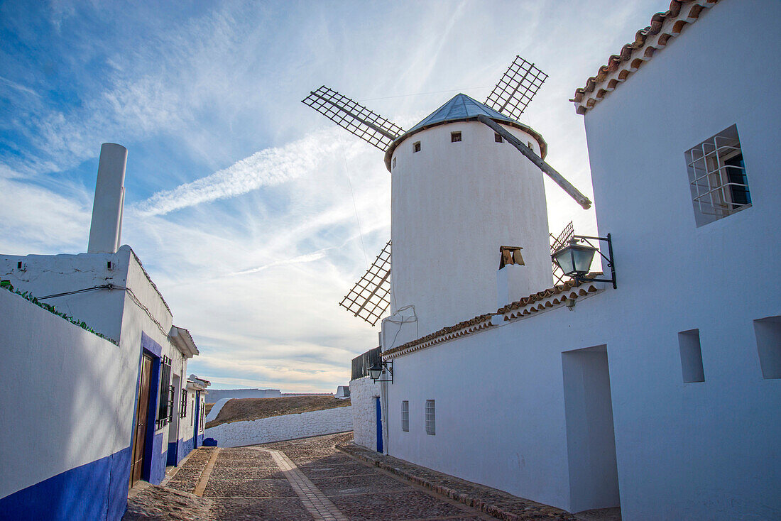 Straße und Windmühle Campo de Criptana, Provinz Ciudad Real, Kastilien-La Mancha, Spanien.
