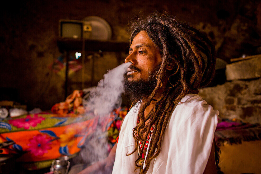 Holy man smoking, Jaipur, Rajasthan, India, Asia