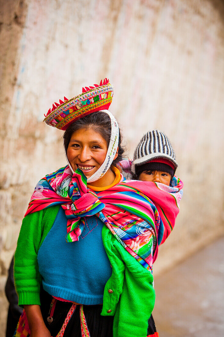 Traditionelle peruanische Inka Frau und ihr Kind, Ollantaytambo, Peru, Südamerika