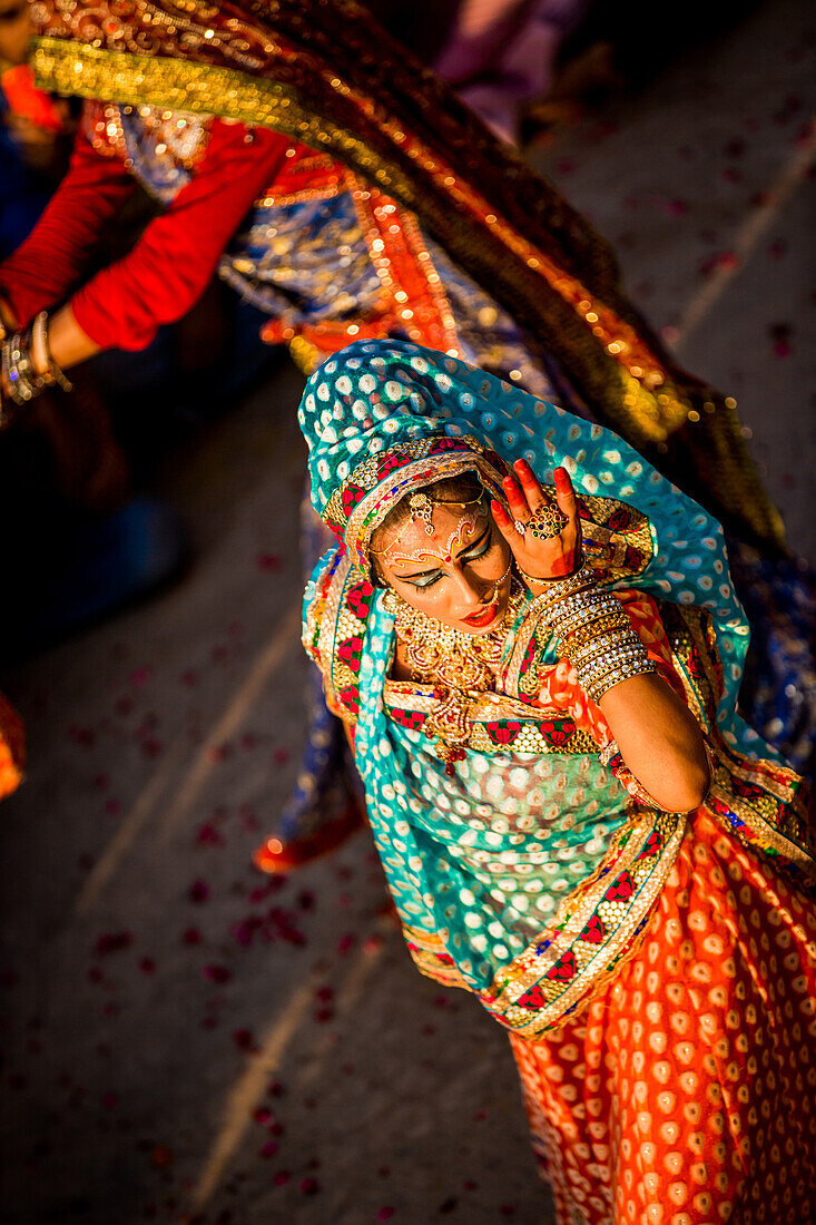 Traditioneller Radha-Tanz während des Blumen-Holi-Festivals, Vrindavan, Uttar Pradesh, Indien, Asien