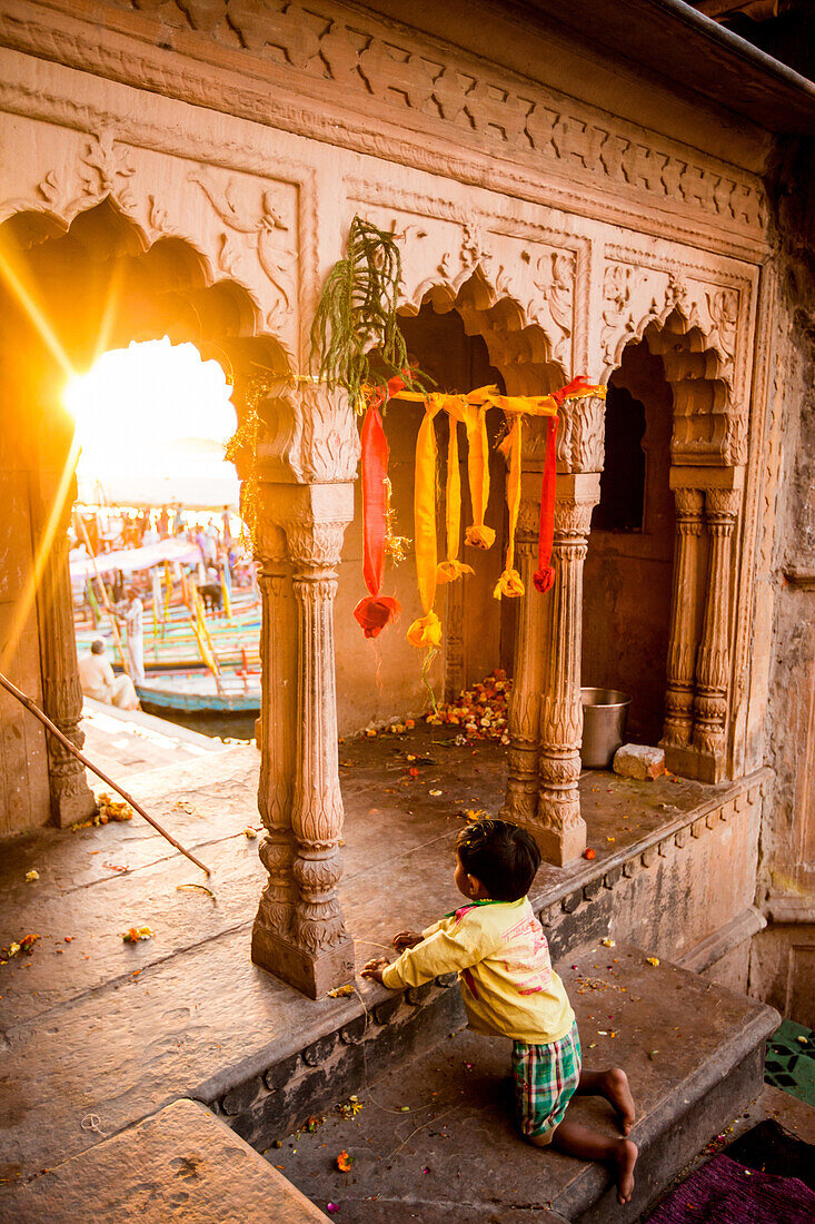 Kleiner indischer Junge, der die traditionellen Krishna und Radha tanzt während des Blumen-Holi-Festivals, Vrindavan, Uttar Pradesh, Indien, Asien