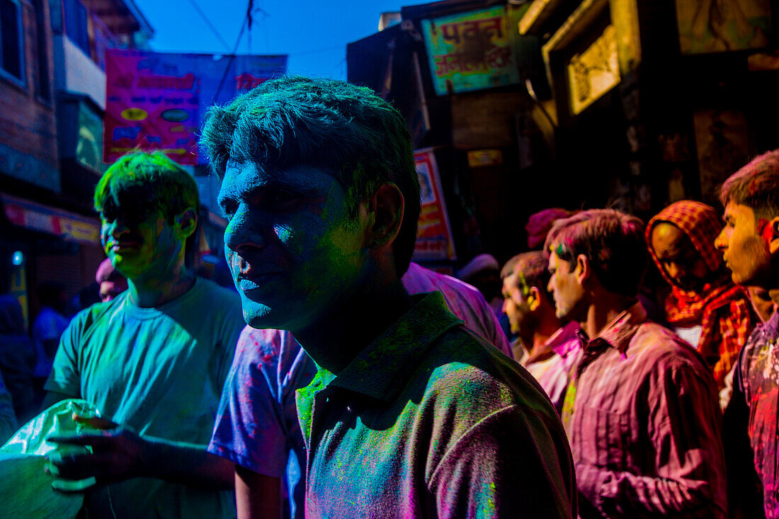 Men covered in pigment, Pigment throwing Holi Festival, Vrindavan, Uttar Pradesh, India, Asia