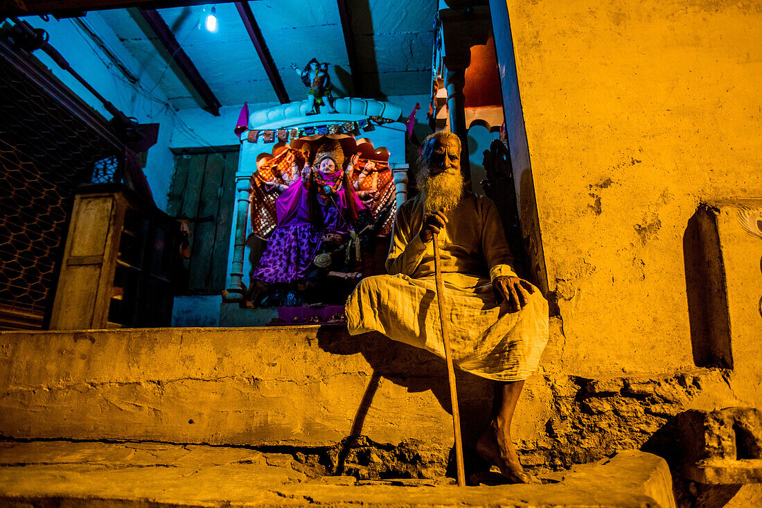 Indischer Guru während des Blumen-Holi-Festivals, Vrindavan, Uttar Pradesh, Indien, Asien