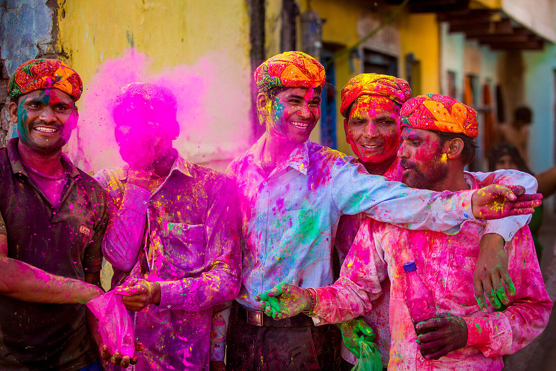Männer werfen farbiges Pigment, Holi Festival, Vrindavan, Uttar Pradesh, Indien, Asien