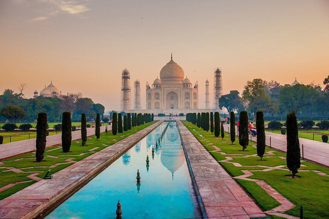 Sonnenaufgang am Taj Mahal, UNESCO Weltkulturerbe, Agra, Uttar Pradesh, Indien, Asien