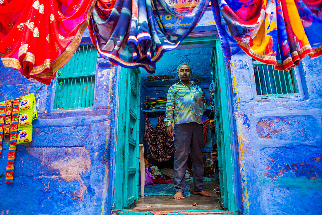 Straßenverkäufer verkaufen Saris in Jodhpur, die Blaue Stadt, Rajasthan, Indien, Asien