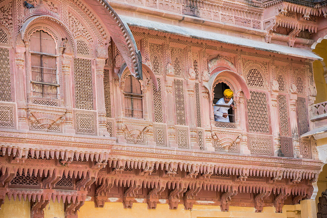 Gelb turbaned Palast Wache am Mehrangarh Fort in Jodhpur, die Blaue Stadt, Rajasthan, Indien, Asien