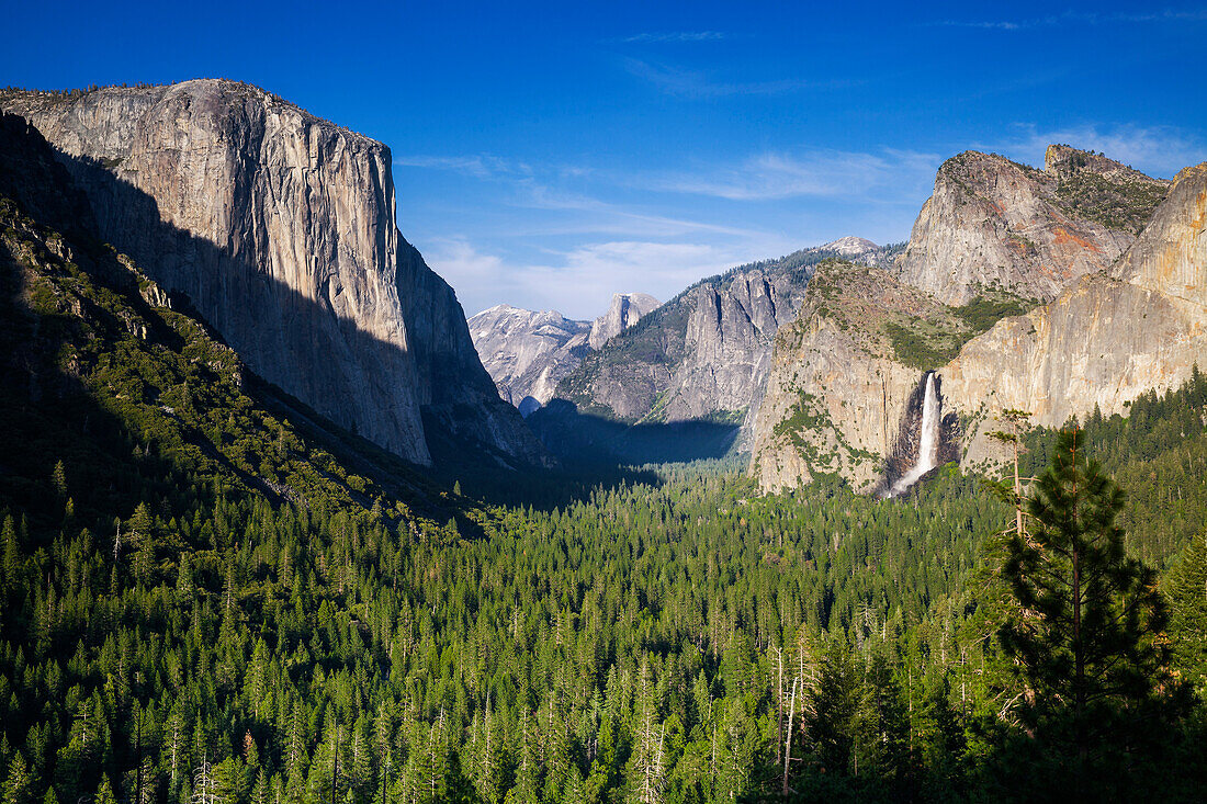 El Capitan und Bridalveil Falls Rahmen Halbe Kuppel und Wolken Rest, Yosemite Valley aus Tunnel-Ansicht, Yosemite Nationalpark, UNESCO Weltkulturerbe, Kalifornien, Vereinigte Staaten von Amerika, Nordamerika
