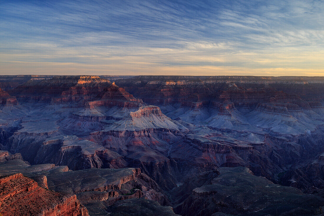 Isis-Tempel nimmt das erste Licht des Tages auf, während die Sonne auf dem Grand Canyon Nationalpark, dem UNESCO-Weltkulturerbe, Arizona, Vereinigte Staaten von Amerika, Nordamerika aufsteigt