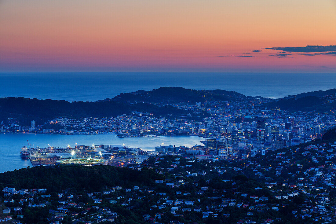 Mit Blick auf die Stadt Wellington, seinen Hafen und jenseits der Kochstraße in der Dämmerung, Wellington, Nordinsel, Neuseeland, Pazifik