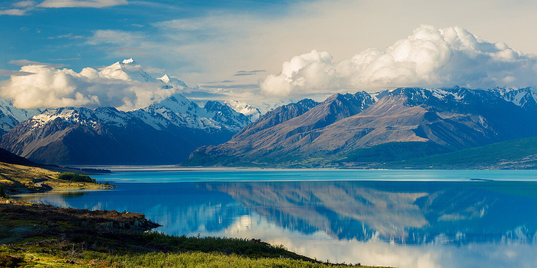 Aorkai (Mount Cook) und die südlichen Alpen spiegeln sich in den ruhigen Gewässern des Lake Pukaki, dem UNESCO-Weltkulturerbe, Canterbury, Südinsel, Neuseeland, Pazifik