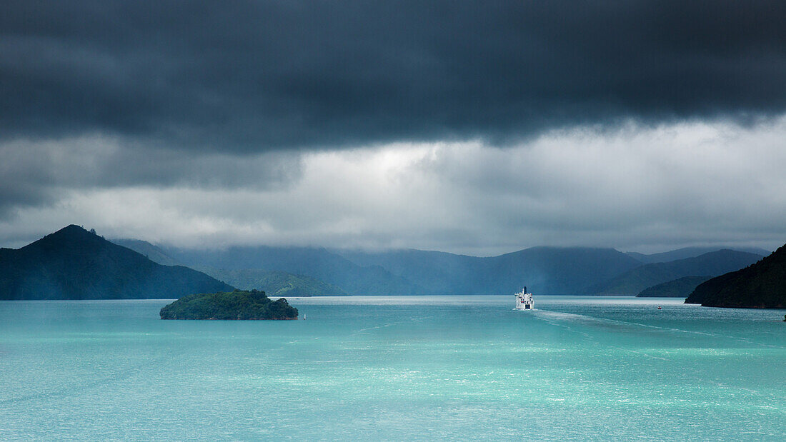 Der schmale Durchgang von Queen Charlotte Sound mit einer Fähre navigiert seinen Weg durch die Cook Straits, Marlborough, Südinsel, Neuseeland, Pazifik