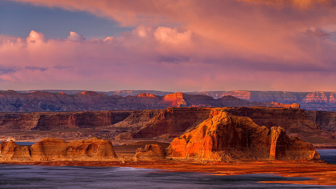 Der Sonnenuntergang beleuchtet die schroffen Gebirgskreise des Grand Staircase-Escalante National Monument, Arizona, Vereinigte Staaten von Amerika, Nordamerika