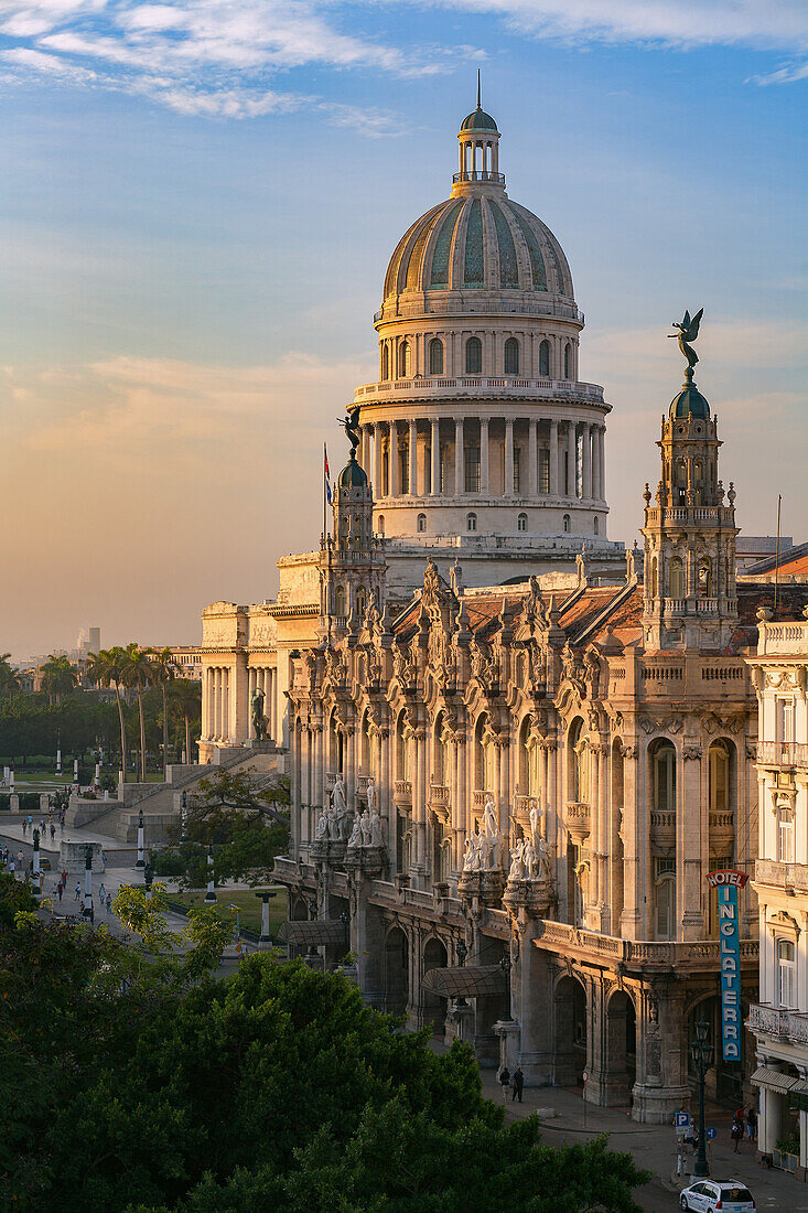 Das National Capitol Gebäude (El Capitolio), beleuchtet von der goldenen Morgensonne in Havanna, Kuba, Westindische Inseln, Karibik, Mittelamerika