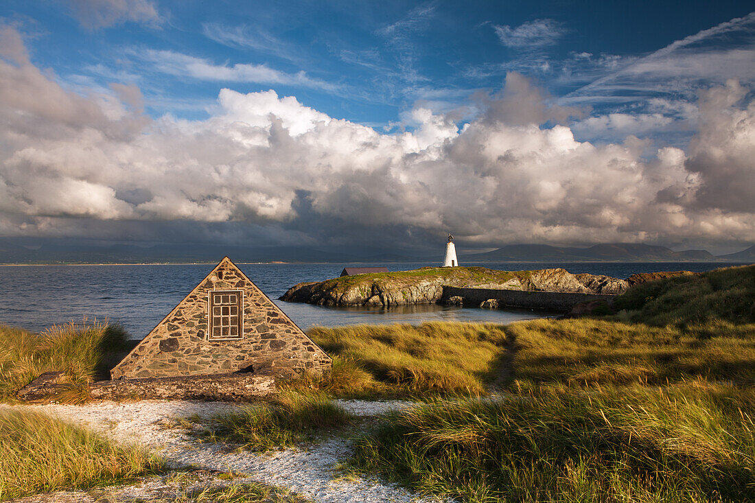 Boathouse und Twr Mawr Leuchtturm auf Llanddwyn Island, Anglesey, Wales, Großbritannien, Europa