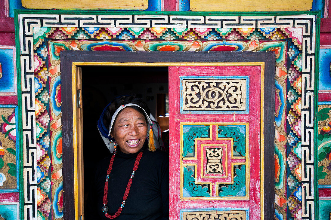 Ein dekoratives tibetisches Haus in einem abgelegenen tibetischen Dorf namens Jiaju Zangzhai, Provinz Sichuan, China, Asien