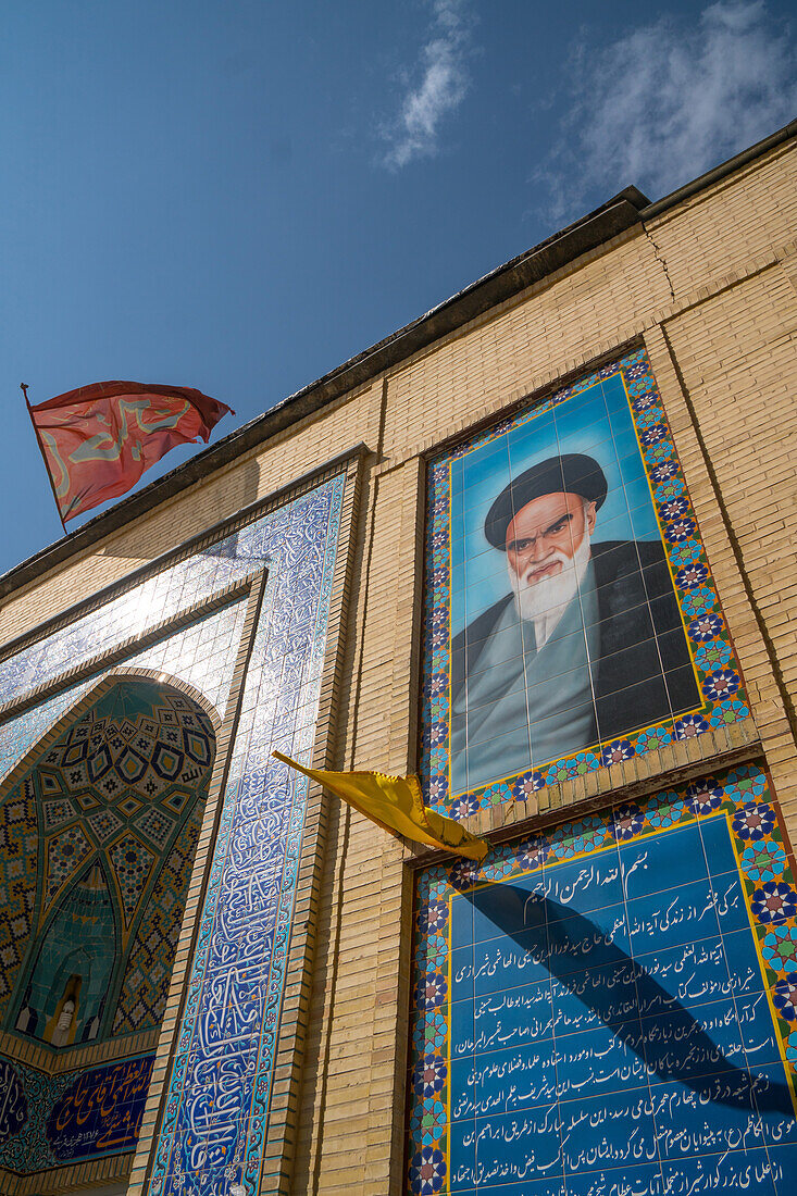 Imam Khomeini blickt von der Fassade einer kleinen Moschee in den Backstreets, Shiraz, Iran, Mittlerer Osten