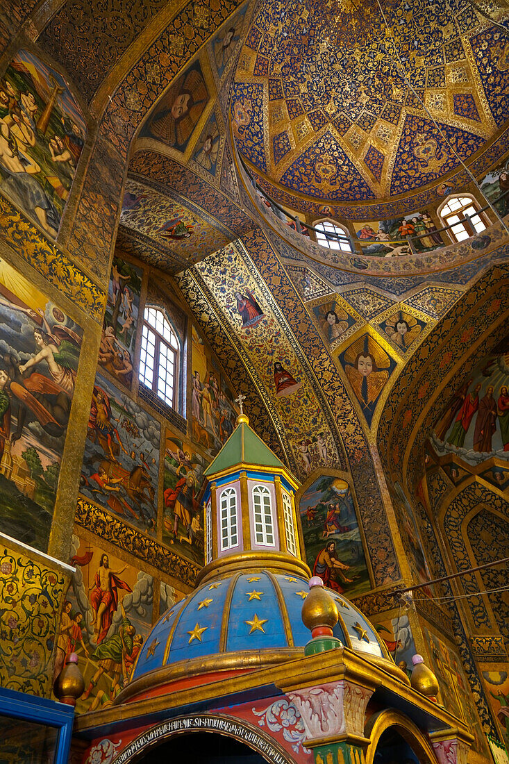 Innenraum der Kuppel der Vank (Armenier) Kathedrale mit dem Thron des Erzbischofs im Vordergrund, Isfahan, Iran, Mittlerer Osten
