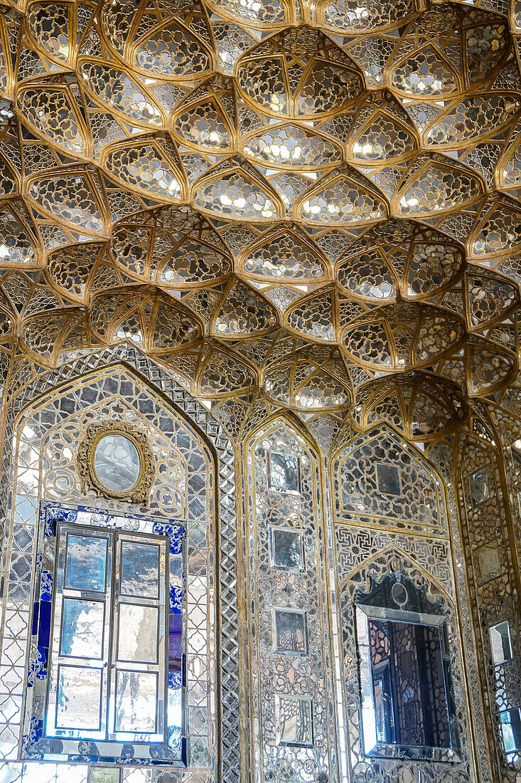 Gespiegelter Innenraum von Chehel Sotun (Chehel Sotoun) (40 Säulen) Palast, Isfahan, Iran, Mittlerer Osten
