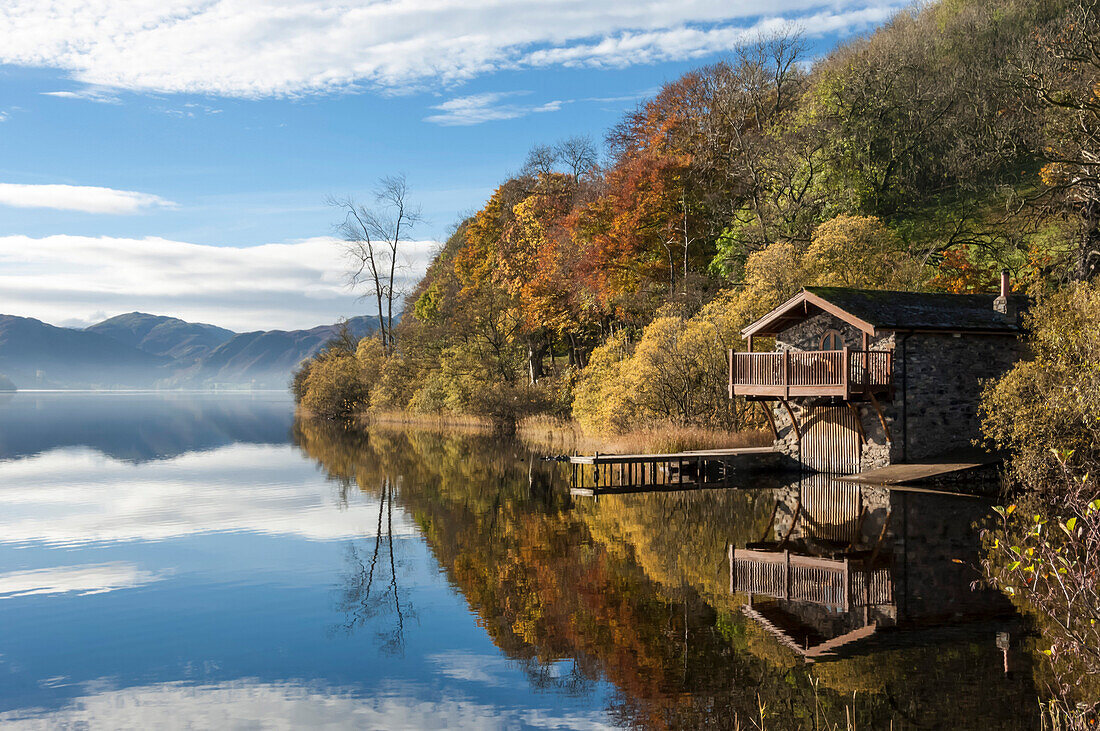 Bootshaus und Reflexionen, Lake Ullswater, Lake District Nationalpark, Cumbria, England, Großbritannien, Europa