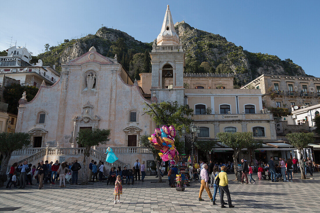 Die Leute genießen Passeggiata auf der Piazza IX Aprile in der Hügelstadt Taormina, Sizilien, Italien, Europa