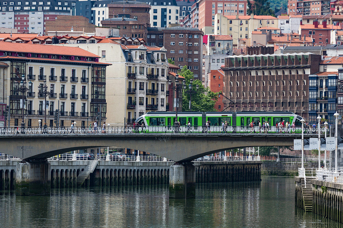 Tram überqueren den Fluss Nervion in Bilbao, Biskaya (Vizcaya), Baskenland (Euskadi), Spanien, Europa
