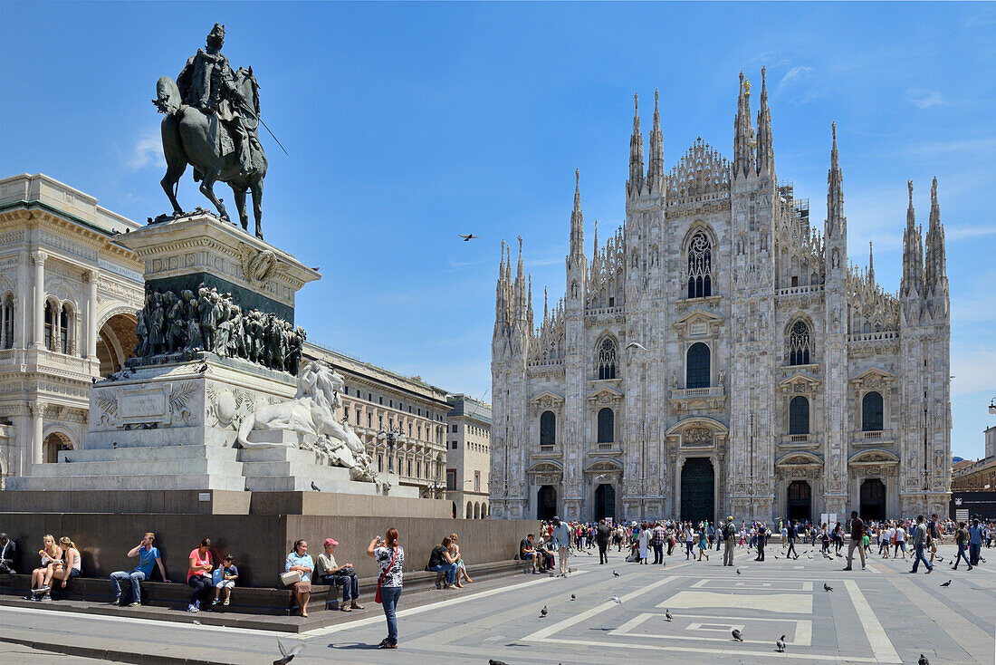 Equestrian statue of Victor Emmanuel II and Milan Cathedral (Duomo), Piazza del Duomo, Milan, Lombardy, Italy, Europe