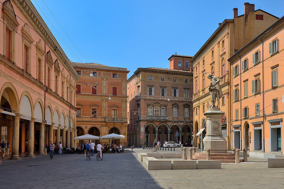 Statua di Luigi Galvani, Piazza Galvani, Bologna, Emilia-Romagna, Italy, Europe