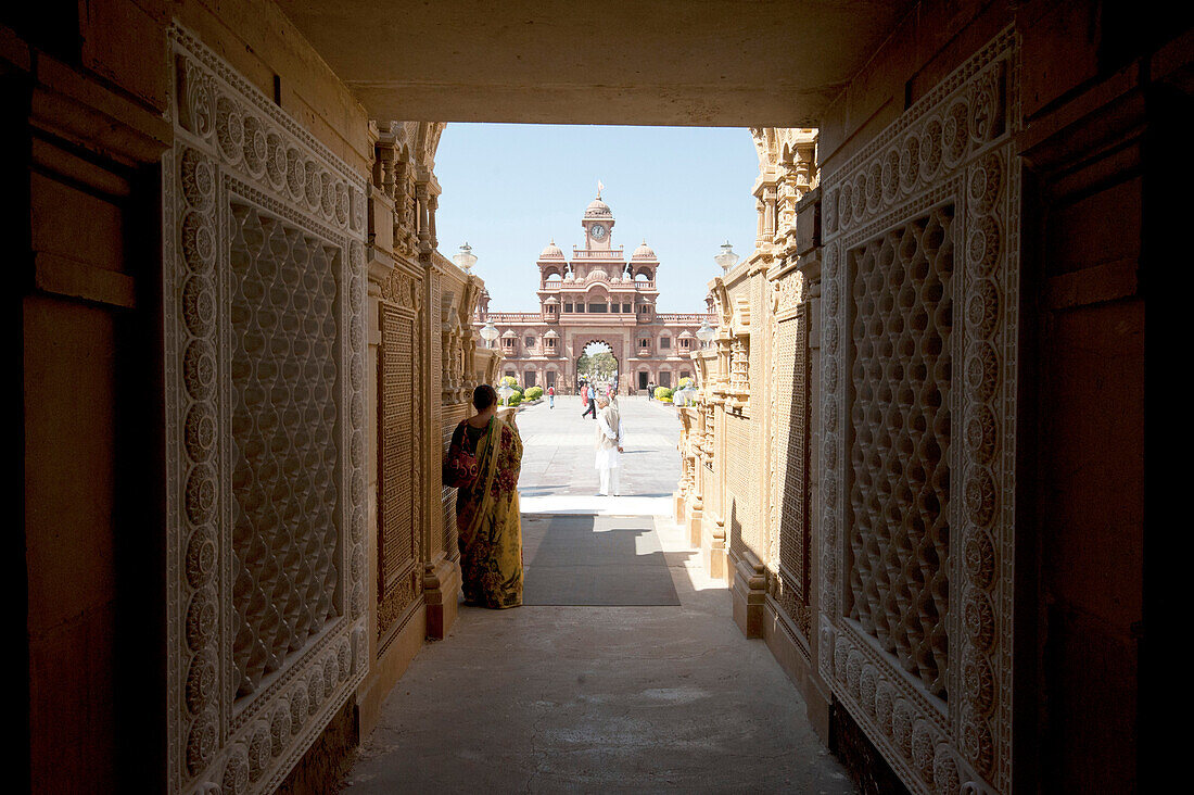 Eingang zum Jain Swaminarayan Tempel, Gondal, Gujarat, Indien, Asien