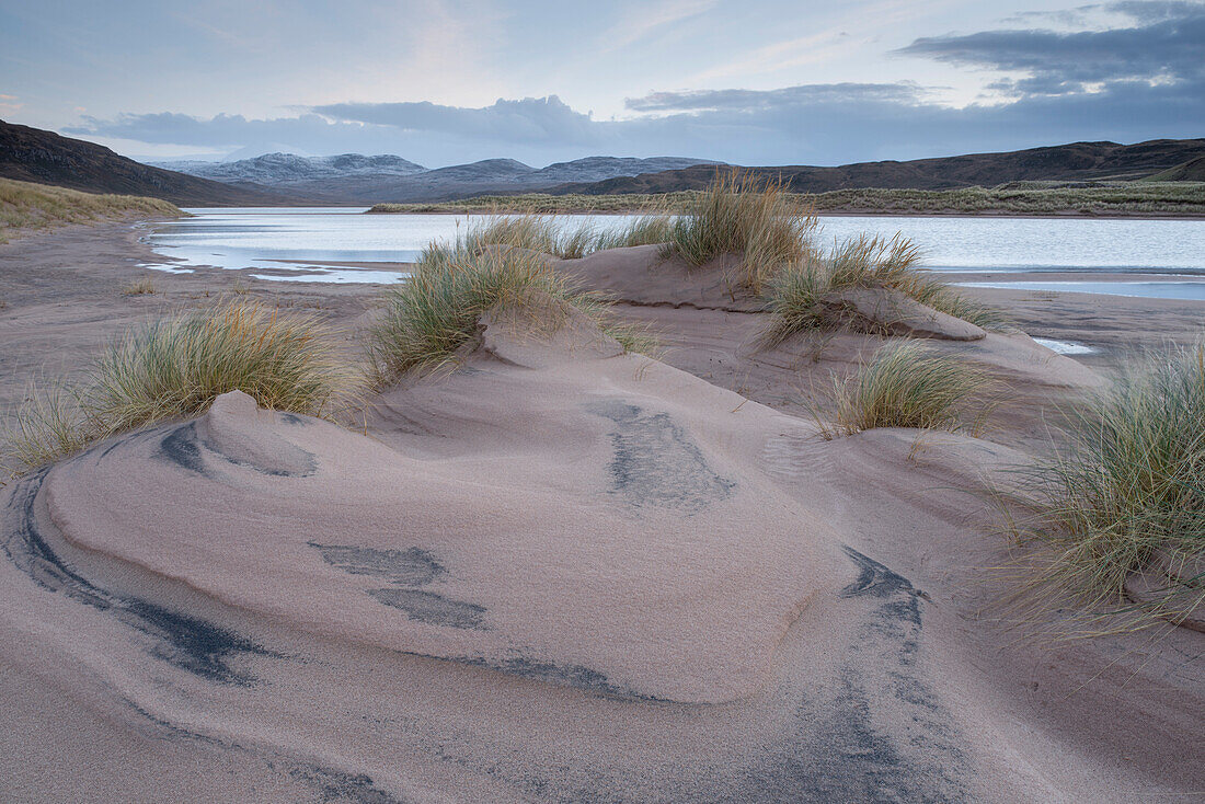 Der Strand und die Dünen in Sandwood Bay, Sutherland, Schottland, Großbritannien, Europa