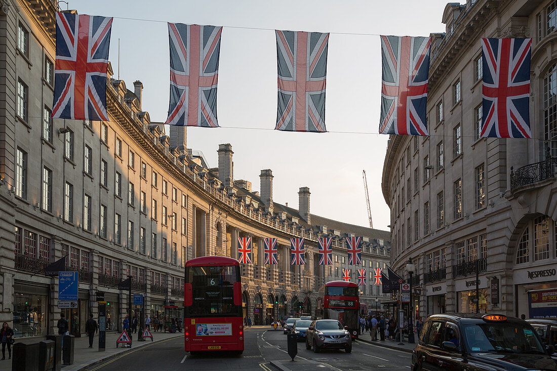 Union Jacks auf Regent Street, London, England, Großbritannien, Europa