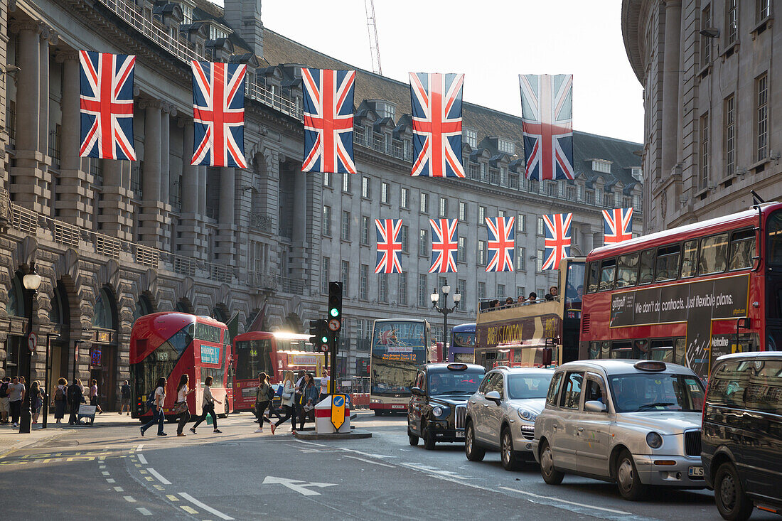 Union Jacks auf Regent Street, London, England, Großbritannien, Europa