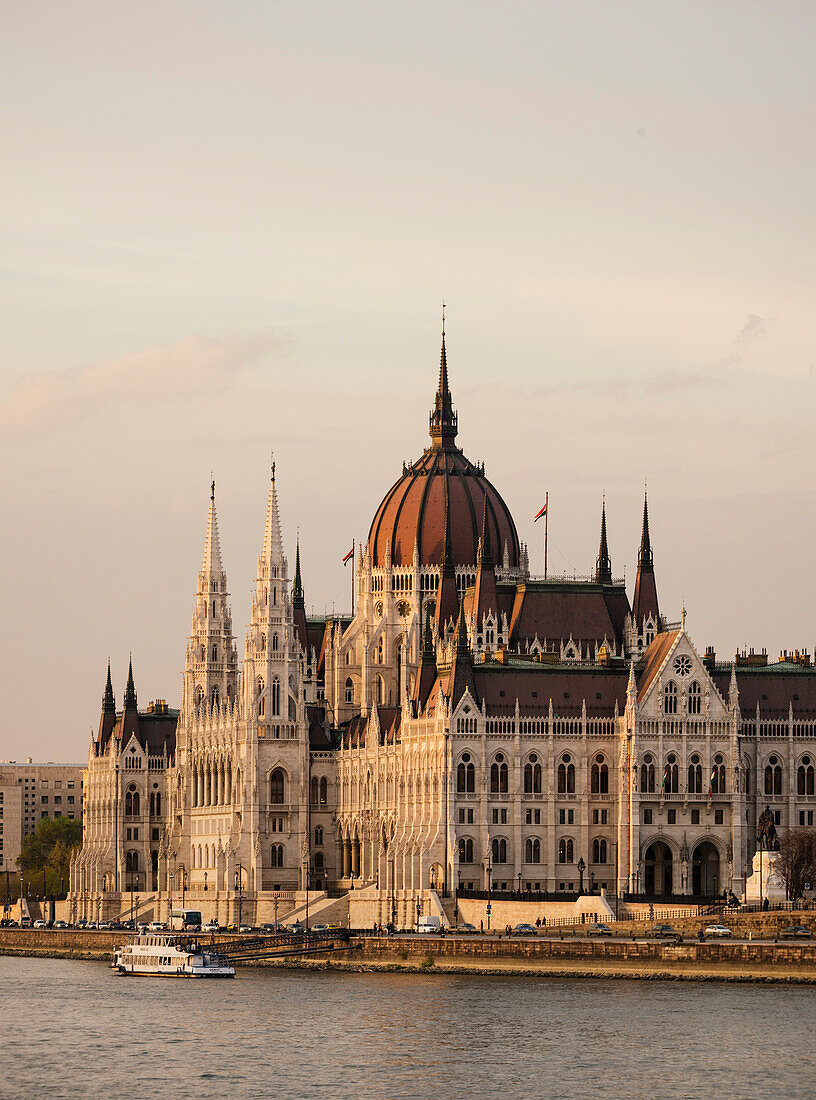Abendlicht am ungarischen Parlamentsgebäude und Donau, Budapest, Ungarn, Europa