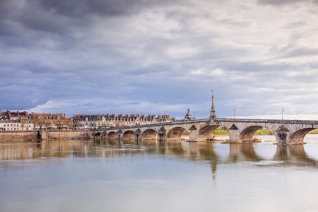 Der Pont Jacques-Gabriel über die Loire in Blois, Loir-et-Cher, Centre-Val de Loire, Frankreich, Europa