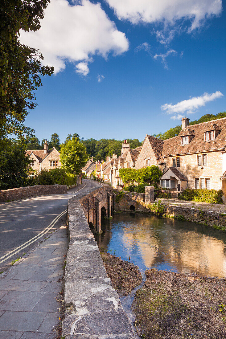 Das hübsche Cotswolds Dorf Castle Combe, Norden Wiltshire, England, Großbritannien, Europa