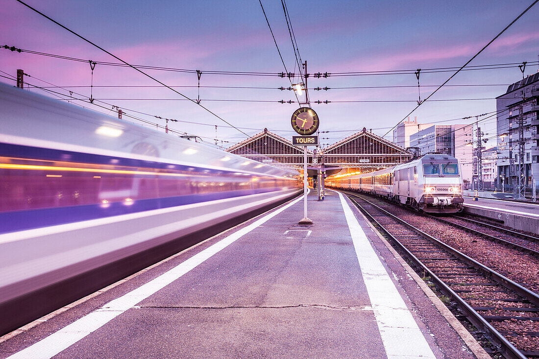 Ein TGV Hochgeschwindigkeitszug verlässt den Bahnhof in Tours, Indre et Loire, Centre, Frankreich, Europa