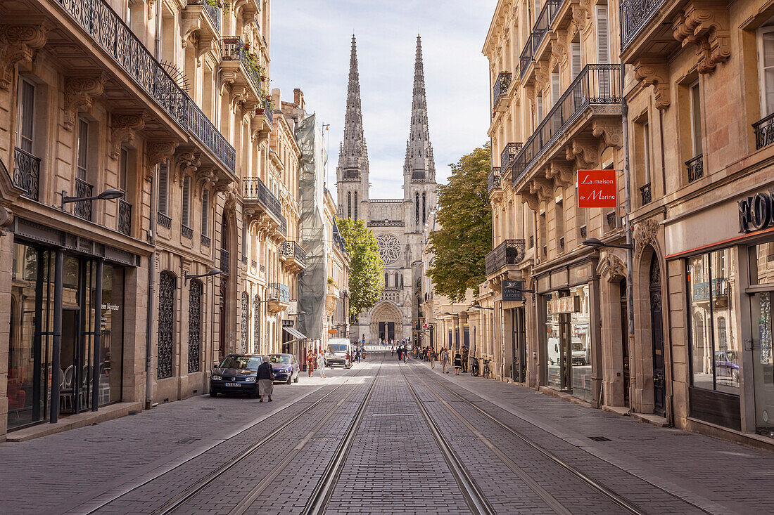 Blick nach unten Rue Vital Carles zum St. Andre Kathedrale in Bordeaux, Aquitaine, Frankreich, Europa