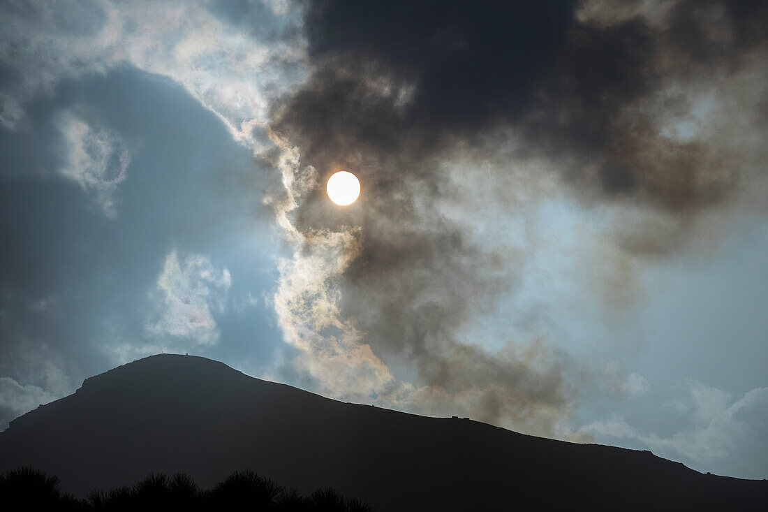 Rauchwolken am Gipfel des Vulkan Stromboli, Insel Stromboli, Liparische Inseln, Äolische Inseln, Tyrrhenisches Meer, Mittelmeer, Italien, Europa