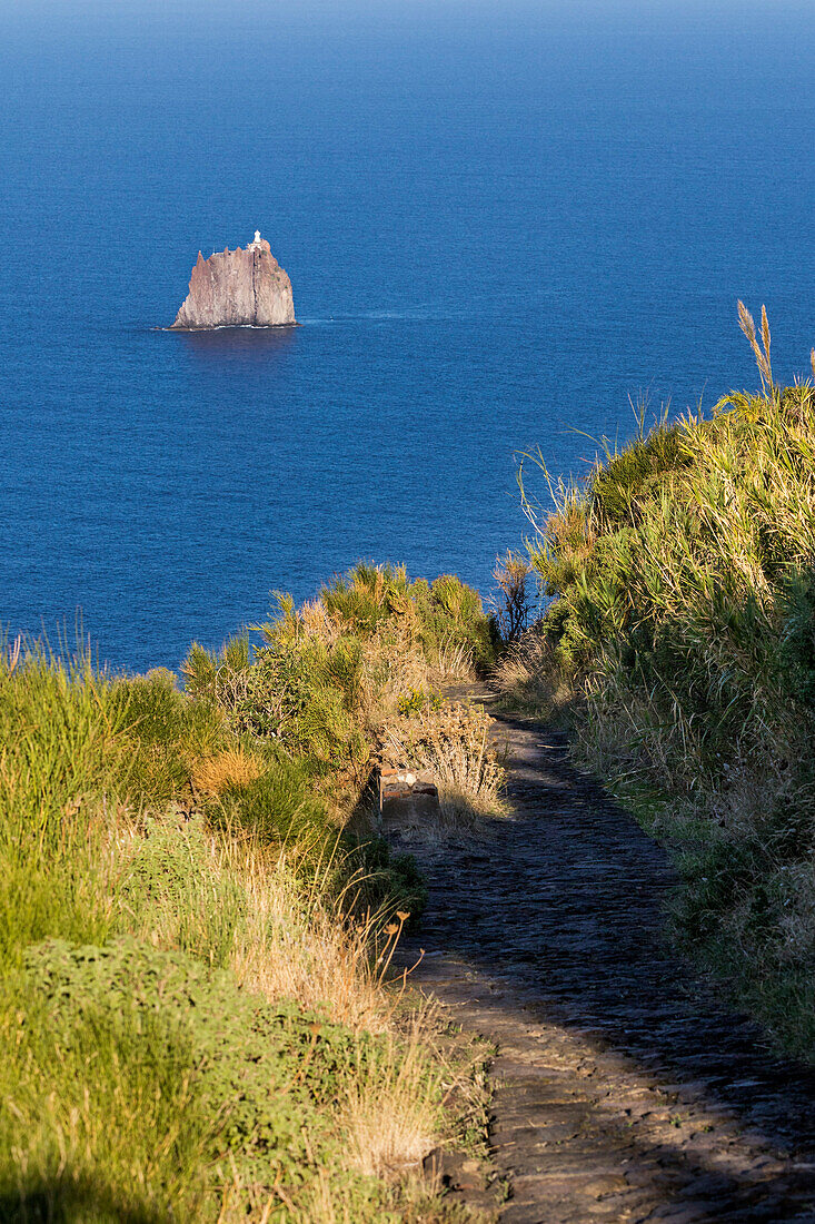 Wanderweg auf den Stromboli mit Strombolicchio, Felsinsel vor Stromboli, Liparische Inseln, Äolische Inseln, Tyrrhenisches Meer, Mittelmeer, Italien, Europa