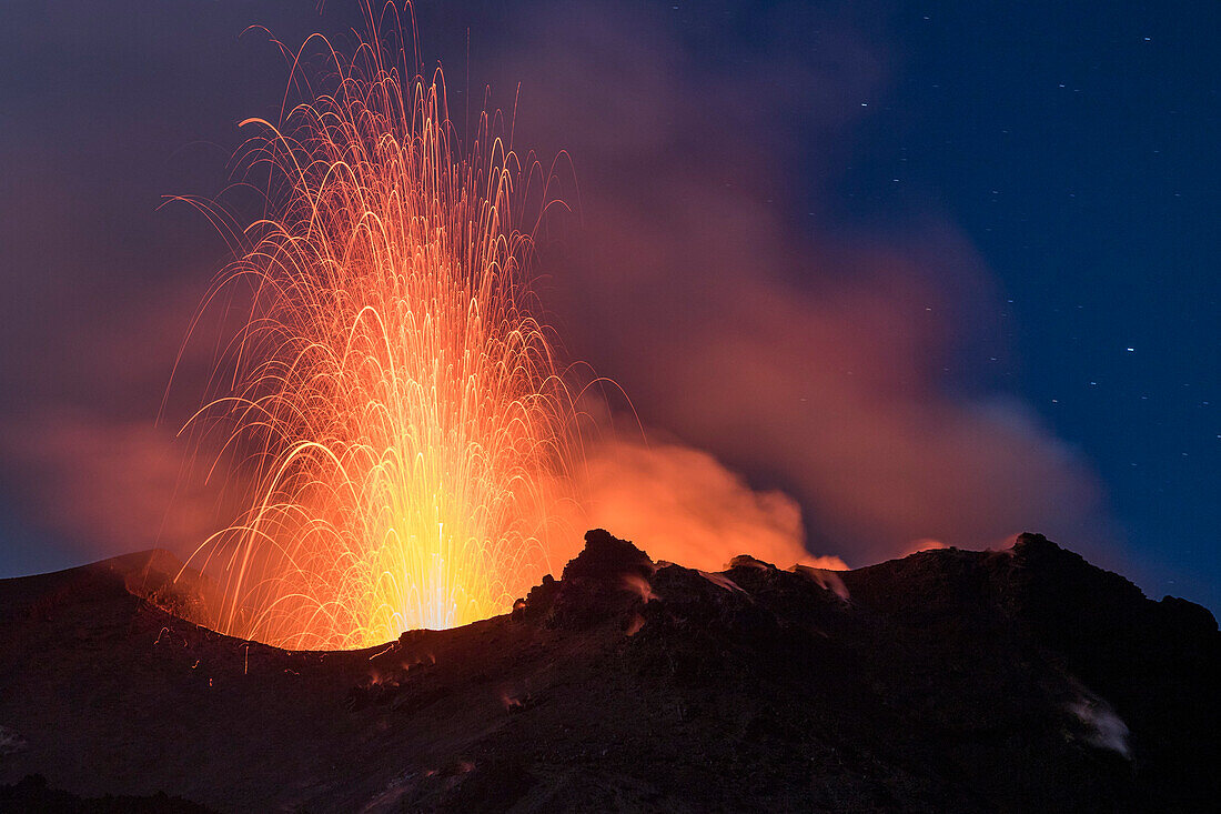 Ausbruch des Vulkan Stromboli, 16.10.2016, Insel Stromboli, Liparische Inseln, Äolische Inseln, Tyrrhenisches Meer, Mittelmeer, Italien, Europa