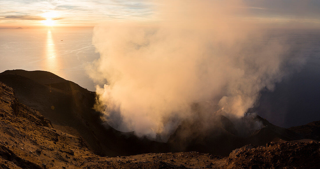 Sonnenuntergang auf dem Gipfel des Vulkan Stromboli, Insel Stromboli, Liparische Inseln, Äolische Inseln, Tyrrhenisches Meer, Mittelmeer, Italien, Europa