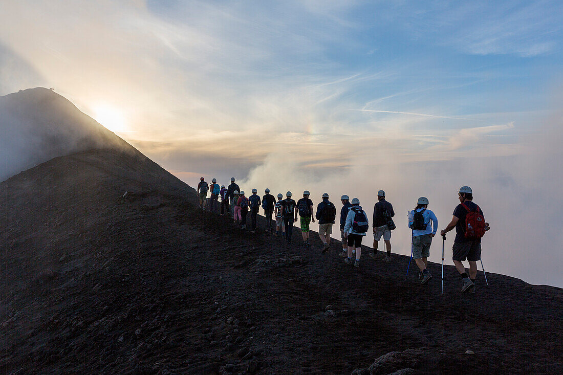 Touristen besteigen den Gipfel des Vulkan Stromboli bei Sonnenuntergang , Insel Stromboli, Liparische Inseln, Äolische Inseln, Tyrrhenisches Meer, Mittelmeer, Italien, Europa