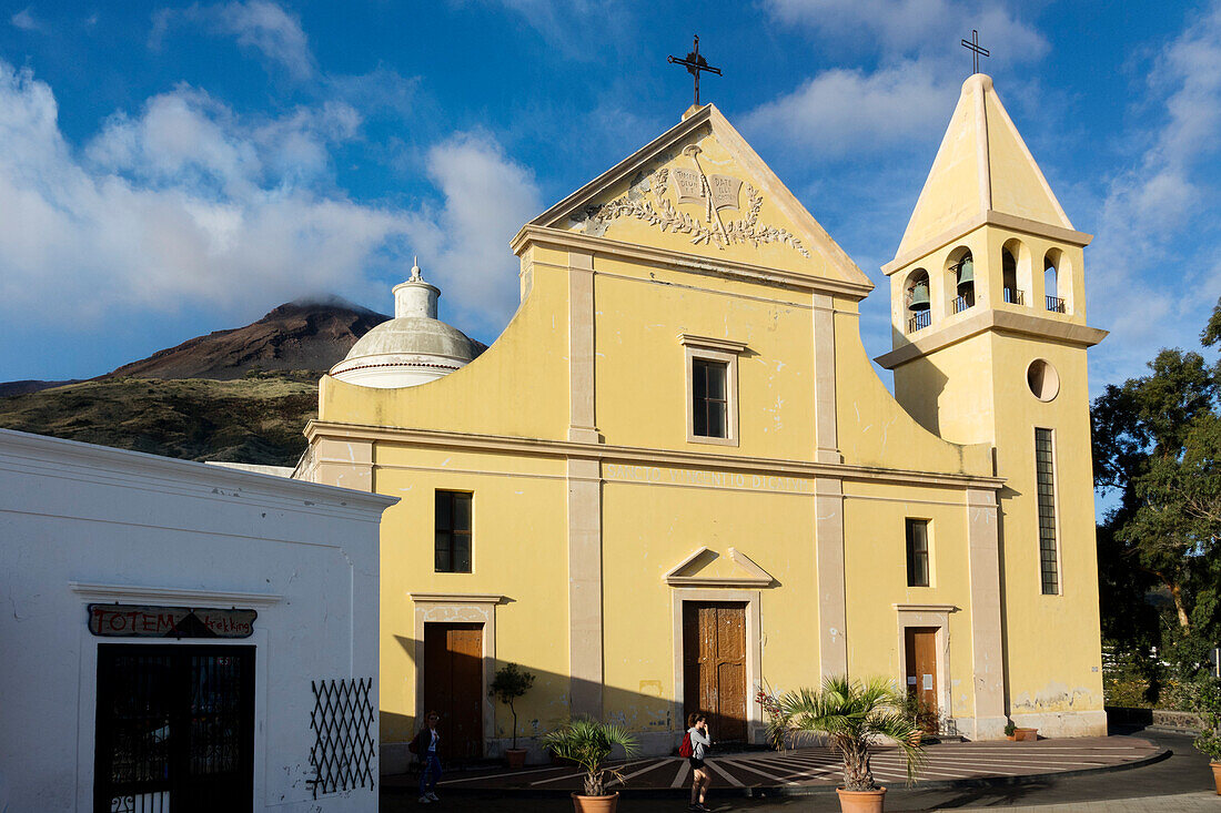 Kirche von San Vincenzo mit dem Vulkan Stromboli, Stromboli Stadt, Insel Stromboli, Liparische Inseln, Äolische Inseln, Tyrrhenisches Meer, Mittelmeer, Italien, Europa