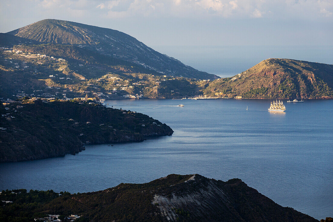 Blick von Vulcano auf Lipari, Insel Lipari, Liparische Inseln, Äolische Inseln, Tyrrhenisches Meer, Mittelmeer, Italien, Europa