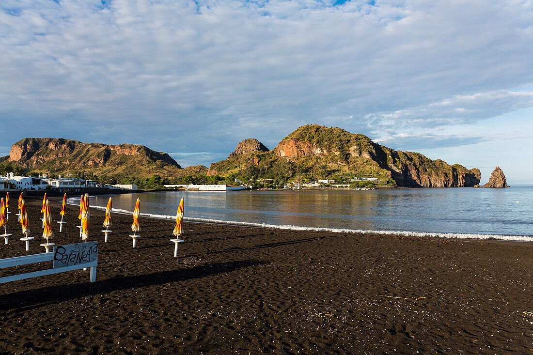 Schwarzer Strand auf Vulcano, Spiaggia nere, Vulcano, Liparische Inseln, Äolische Inseln, Tyrrhenisches Meer, Mittelmeer, Italien, Europa