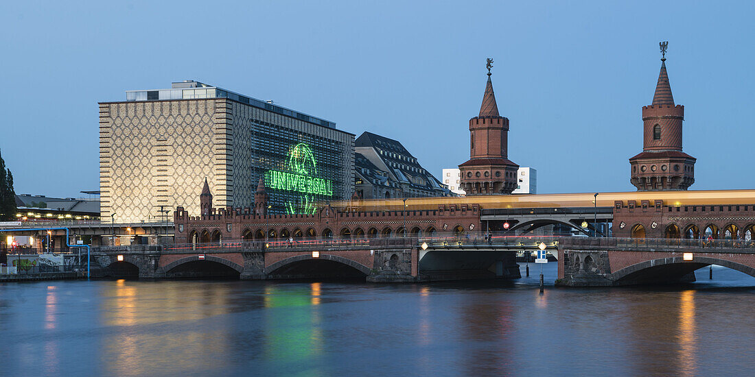 Oberbaumbrücke, illuiminiert, Flußweg links Universal Studios