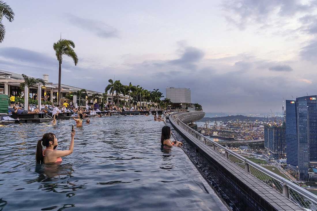 Marina Bay Sands, Infinity Pool, Roof Terasse, Selfies, asiatische Touristen, Marina Bay, Singapur, Singapur, Südasien