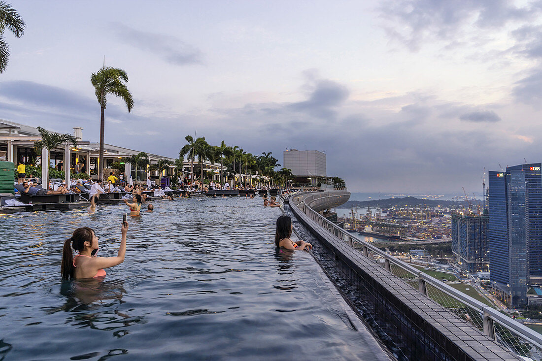 Marina Bay Sands , Infinity pool, Roof Terasse, Selfies, Asian Tourists, Marina Bay, Singapore, Singapur, Southest Asia