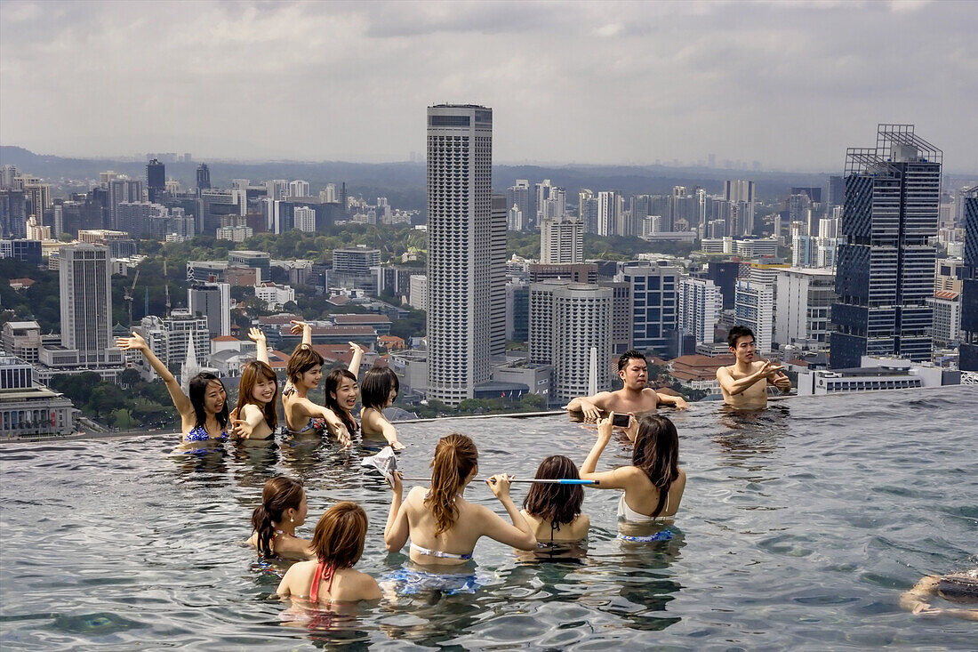 Marina Bay Sands , Infinity pool, Roof Terasse, Selfies, Asian Tourists, Marina Bay, Singapore, Singapur, Southest Asia