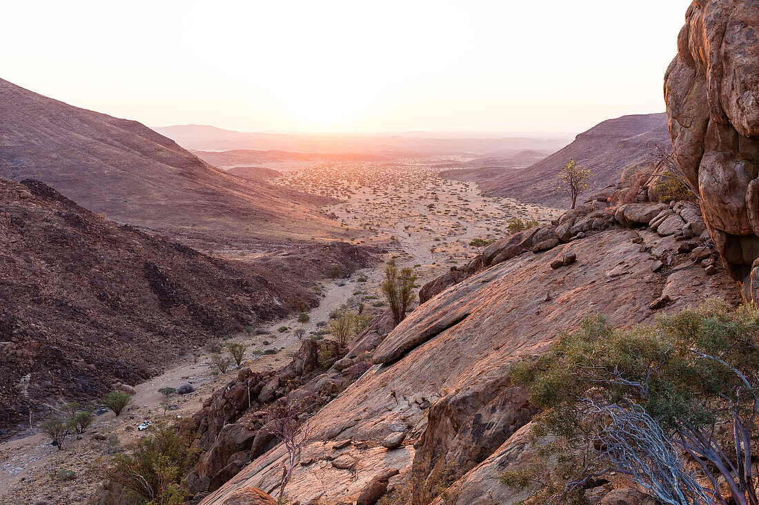 Zelte und Geländewagen bei Sonnenuntergang im einem Tal des Brandberg, Damaraland, Erongo, Namibia, Afrika